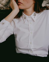 Camicia slim fit in puro cotone bianco con cabochon applicati - Holiday Season Woman | Giemme BrandsCorporate