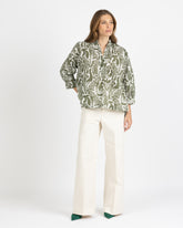 Boxy-Fit Hemd mit Stehkragen und Dreiviertelärmeln aus Baumwolle, mit exklusivem Druck in den Tönen Grün und Weiß - Grün | Giemme BrandsCorporate