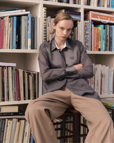 Camicia sartoriale boxy fit con dettagli in contrasto in seta elasticizzata grigia - Grigio | Giemme BrandsCorporate