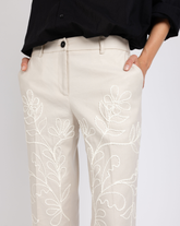 Pantaloni regular fit a gamba dritta in viscosa, lino e cotone elasticizzato beige con ricamo - Beige | Giemme BrandsCorporate