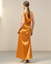 Langes Slim-Fit-Kleid mit Drapierung auf der Rückseite aus elastischem Seidenstoff in exklusiver oranger Farbe - Orangefarben | Giemme BrandsCorporate