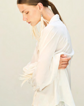 Camicia boxy fit con collo lungo e scollo aperto in seta elasticizzata bianca - Bianco | Giemme BrandsCorporate