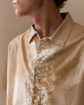 Overfit short-sleeve shirt with italian collar in pure beige linen with an exclusive bandana print - Hazelnut | Giemme BrandsCorporate