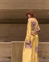 Abito lungo regular fit con scollo a barchetta in pura seta con inserto in fantasia - Giallo | Giemme BrandsCorporate