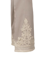 Pantaloni regular fit a trombetta in cotone elasticizzato beige con ricamo - Beige | Giemme BrandsCorporate