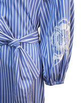 Regular-Fit-Kleid mit Taillengürtel und Stickerei am Ärmel aus elastischer Baumwolle in Blau mit weißen Streifen - Blau | Giemme BrandsCorporate