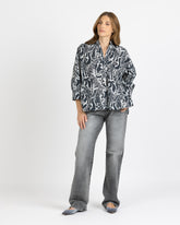 Boxy-Fit Hemd mit Stehkragen und Dreiviertelärmeln aus Baumwolle, mit exklusivem Druck in den Tönen Blau und Weiß - Damen Last Chance | Giemme BrandsCorporate