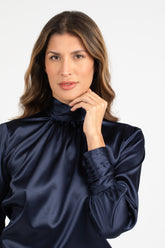 Bluse mit hohem Kragen aus blauer Stretch-Seide - Blau | Giemme BrandsCorporate