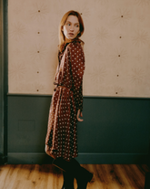 Kleid in Regular Fit aus reiner brauner Seide mit exklusivem Puder-Punkt-Muster - Caliban Damen | Giemme BrandsCorporate