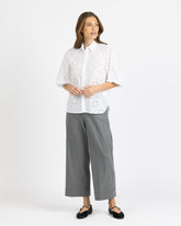 Boxy-Fit Hemd mit Dreiviertel-Raglanärmeln aus reinem weißen St. Galler Baumwollstoff - Damen Last Chance | Giemme BrandsCorporate