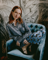 Camicia over fit con dettagli in velluta a contrasto in twill di pura seta con esclusiva stampa sui toni dell'azzurro - Camicie | Giemme BrandsCorporate