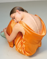 Langes Slim-Fit-Kleid mit Drapierung auf der Rückseite aus elastischem Seidenstoff in exklusiver oranger Farbe - Orangefarben | Giemme BrandsCorporate