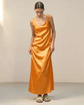 Abito lungo slim fit con drappeggio sul retro in seta elasticizzata in esclusiva colorazione arancione - Collezione DONNA | Giemme BrandsCorporate