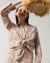 Regular-Fit Hemd mit französischem Kragen aus reinem San-Gallo-Baumwollstoff, gefärbt in Beige - Caliban Damen - New in | Giemme BrandsCorporate