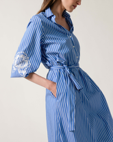 Abito regular fit con fusciacca in vita e ricamo sulla manica in cotone elasticizzato blu a righe bianche - Abiti | Giemme BrandsCorporate