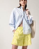 Camicia over fit con esclusivi ricami e dettagli in contrasto in puro cotone azzurro - Giallo | Giemme BrandsCorporate