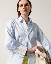Camicia over fit con esclusivi ricami e dettagli in contrasto in puro cotone azzurro - Giallo | Giemme BrandsCorporate