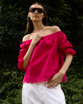 Blusa boxy fit con scollo a barchetta in cotone elasticizzato fucsia con ricamo in San Gallo - Fuxia | Giemme BrandsCorporate